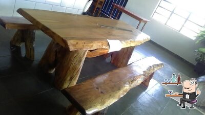 Sente em uma das mesas no Lanchonete da Serra