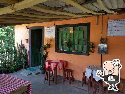 Sente em uma das mesas no Neuza bar