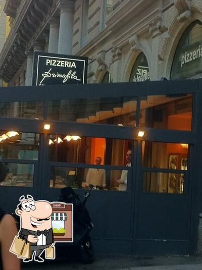 Curiosa tra l'area esterna di Ristorante Primafila