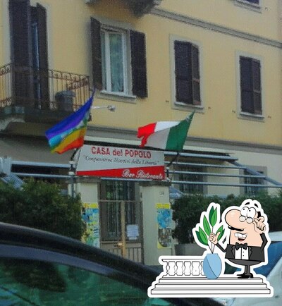 Guarda gli esterni di Casa Del popolo