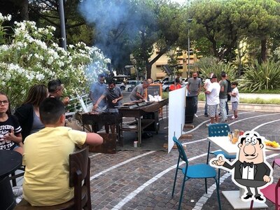 Siediti a un tavolo di MOPI Bar