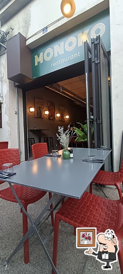 Installez-vous à l'une des tables de LEK Restaurant