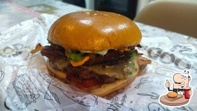 Delicie-se com um hambúrguer no Mf Lanches