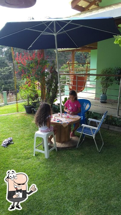 Sente em uma das mesas no Vivendas