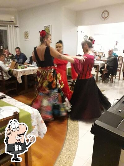 Sente em uma das mesas no Recanto Ibérico Restaurante e Petiscaria
