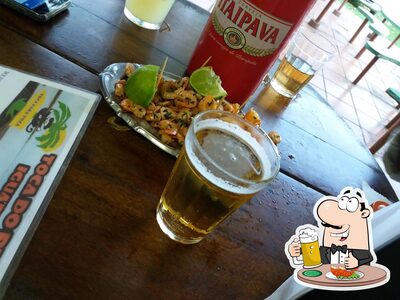 Desfute um copo de cerveja leve ou escura