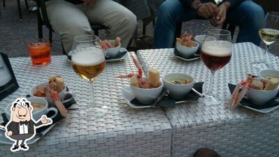 Siediti a un tavolo di Caffè Milano
