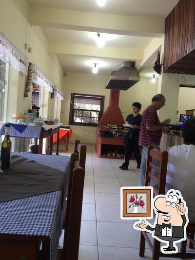 Sente em uma das mesas no Comida Caipira