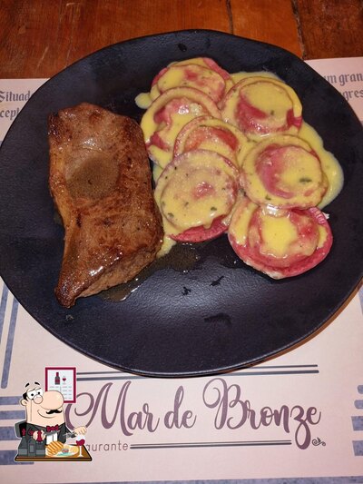 Experimente refeições de carne no Mar de Bronze Restaurante