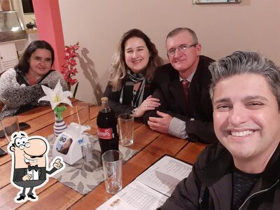 Sente em uma das mesas no Pizzaria Pedra Azul e Restaurante