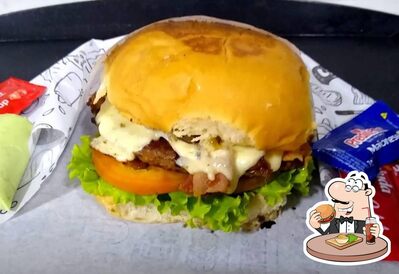 Deguste um dos hambúrgueres servidos no Miguelito Lanches Plus