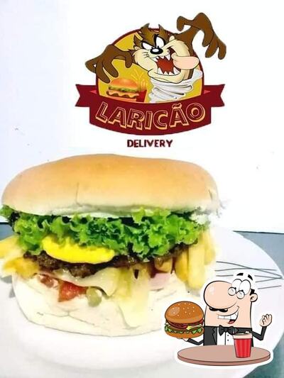 Experimente um dos hambúrgueres oferecidos no Laricão Lanches