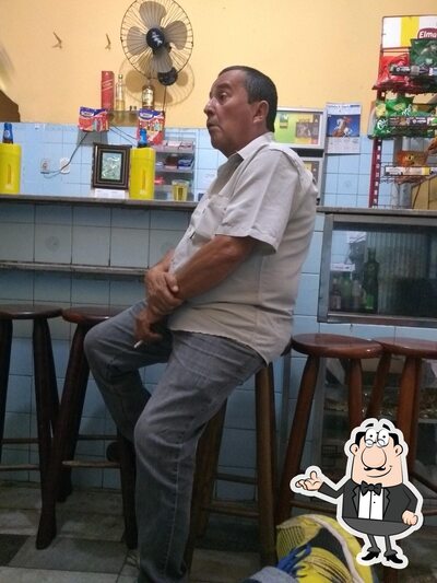 Sente em uma das mesas no Bar Pico e Batata