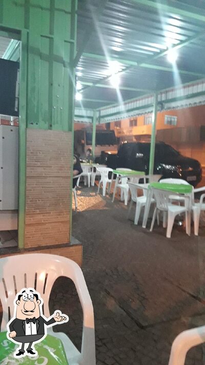 Sente em uma das mesas no Cook's Lanches