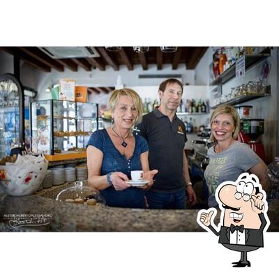 Dai un'occhiata agli interni di Bar Incontro