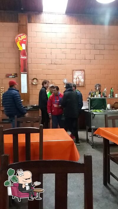 Sente em uma das mesas no Via Ecco
