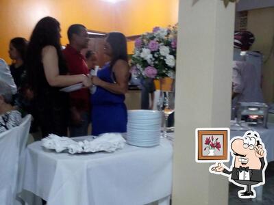 Sente em uma das mesas no Pousada, Passarela do Caranquejo pb