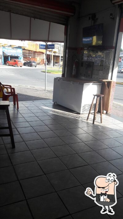 Sente em uma das mesas no Bar Do João