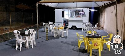 Sente em uma das mesas no HOT DOG FOOD TRUCK
