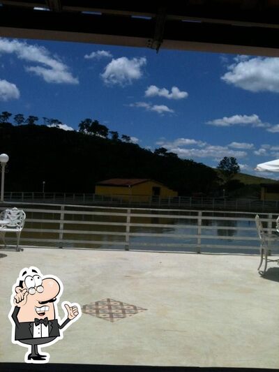 Sente em uma das mesas no Haras Mirim