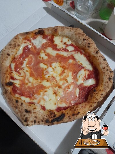 Scegli una pizza alla pizzeria Napul’è Pizzeria (Olginate)