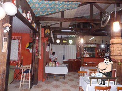 Sente em uma das mesas no pizzaria Capitão Mainha