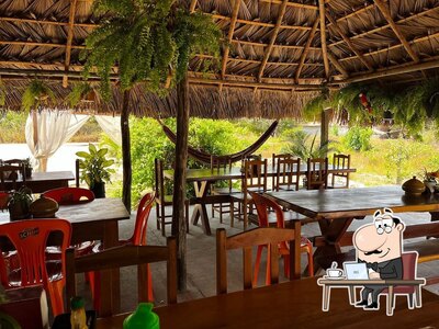 Sente em uma das mesas no Restaurante Vaguinho