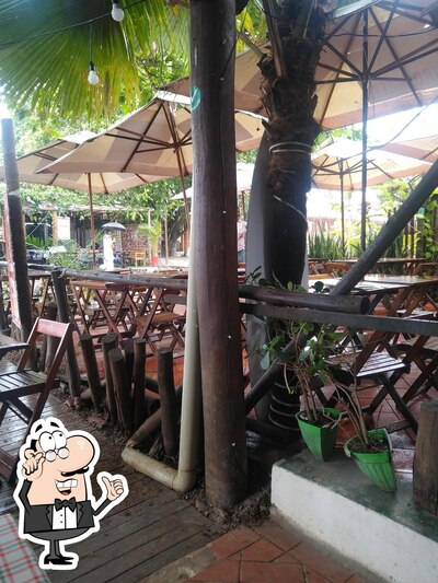 Sente em uma das mesas no Bistrô e Bar