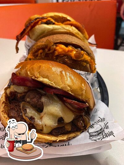 Delicie-se com um hambúrguer no Rogerinho do Lariquê