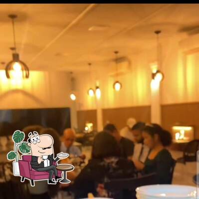 Sente em uma das mesas no Espaço Vó Donzinha