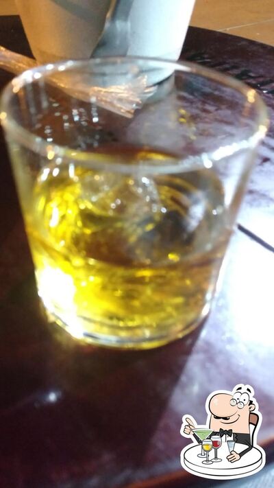Escolha de uma escolha de bebidas no Vira Copos Bar