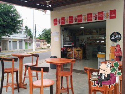 Sente em uma das mesas no Padaria Pan Lima