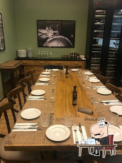 Sente em uma das mesas no Monte Verde Pizzaria