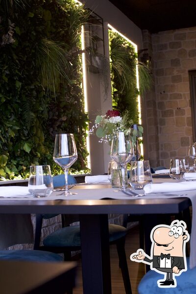 Installez-vous à l'une des tables de Ristorante La Caletta