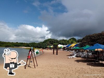Sente em uma das mesas no Restaurante Recanto das dunas Lagoa de Jacumã