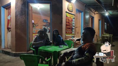 Sente em uma das mesas no Tamarino Lanches