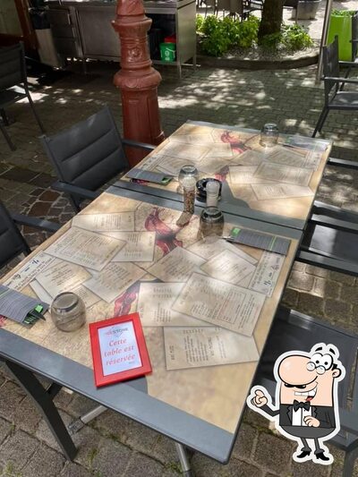 Installez-vous à l'une des tables de Le REstone