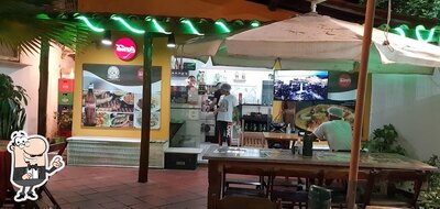 Sente em uma das mesas no Bistrô e Bar