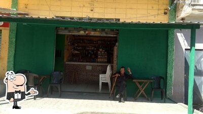 Sente em uma das mesas no Bar Franco
