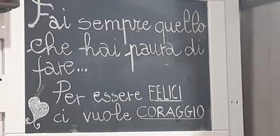 Leggi il menu sulla lavagna