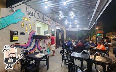 O interior do HEAD BURGER