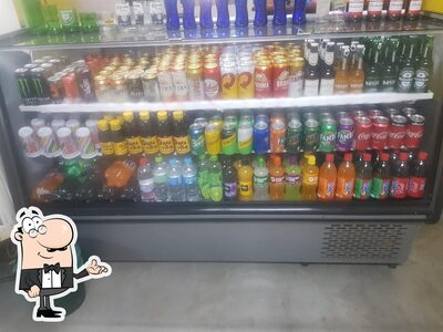 Sente em uma das mesas no Espaço do Gil