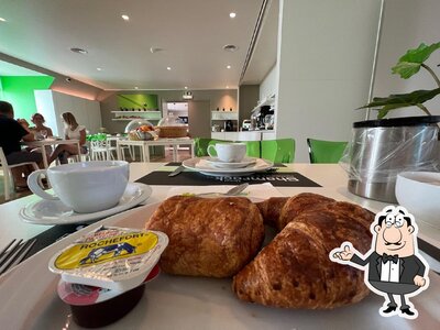 Installez-vous à l'une des tables de Breakfast Room