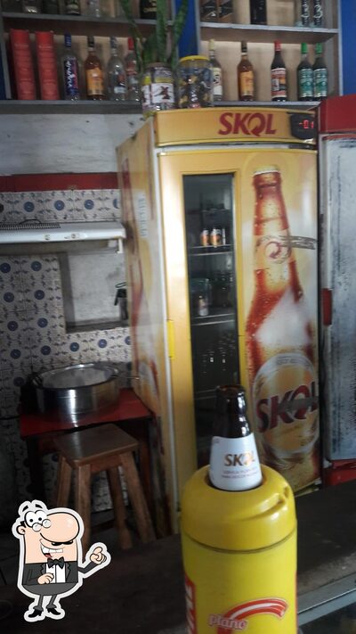 Sente em uma das mesas no Bar Do João