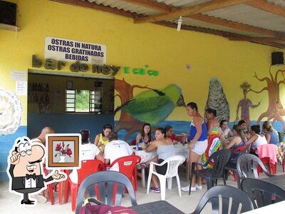 Sente em uma das mesas no Restaubar - Ostra e Cataia