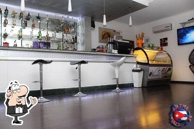 Dai un'occhiata agli interni di White pub