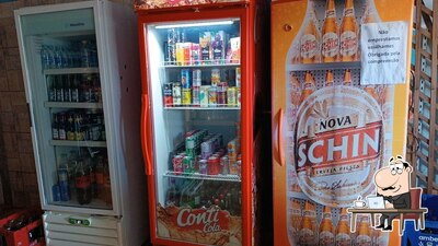 O interior do Tropical Bebidas