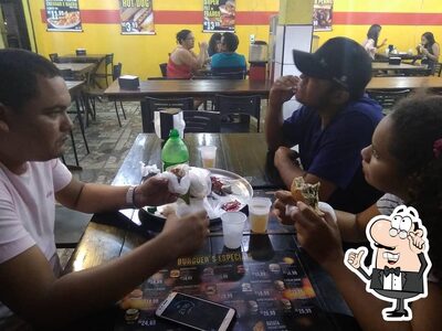 Sente em uma das mesas no CHURRASCO GREGO