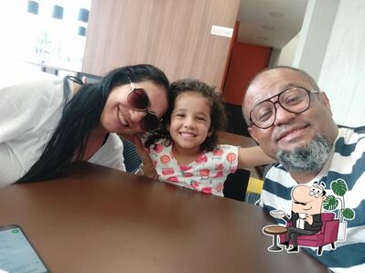 Sente em uma das mesas no Giraffas
