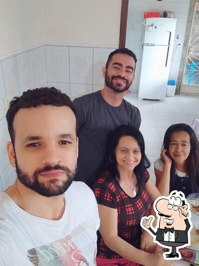 Sente em uma das mesas no Restaurante da Cida